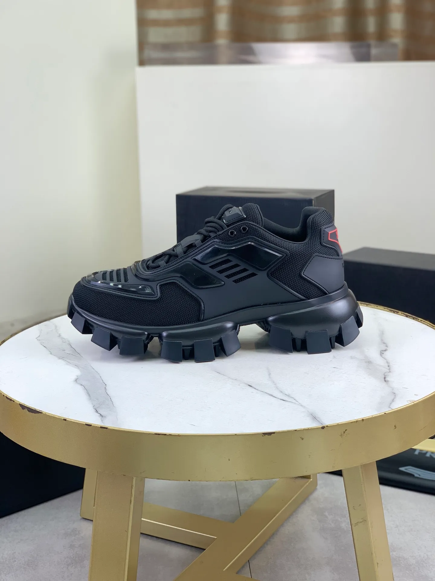 Factory price P660 top version PRADA Dark Punk Martin Rock Tank Mecha Hardcore Fighting Shoes ☑️ A century-old brand, the unique hardcore design has entered the public eye. The tank element is used as the sole design, subverting conventions, breaking the monotony and dullness, lighting up the overall shape, attracting attention, and achieving a meaningless appearance. With its hard-core styling and metal accessories full of design, it unleashes an unruly punk spirit, interprets a unique and iconic style, and demonstrates the leadership level of its pioneer originator in the field of thick-soled shoes. It is the nirvana darling of major fashion weeks. 📣📣The ultra-light foam outsole solves the problem of bulkiness and is suitable for those who know the difference. ✅Fabric: Original splicing design and production ✅Inner: Original lining➕Cow leather insole. ✅Original foam combination outsole with 8cm heel height and super light weight. ✅Code number: Female 35-39 (40 is customized and non-refundable) Male 39-45 (46 and 47 are customized and non-refundable) Full package at the counter
